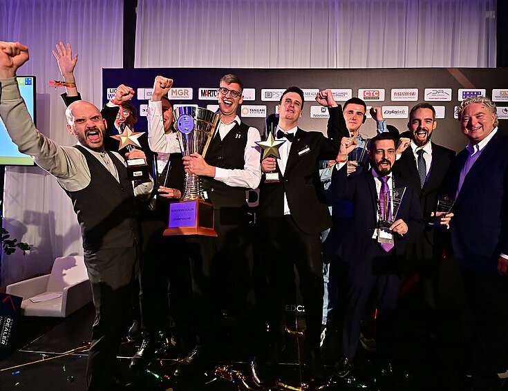 Die Gruppe der Gewinner der European Dealer Championship mit Generaldirektor Erwin van Lambaart