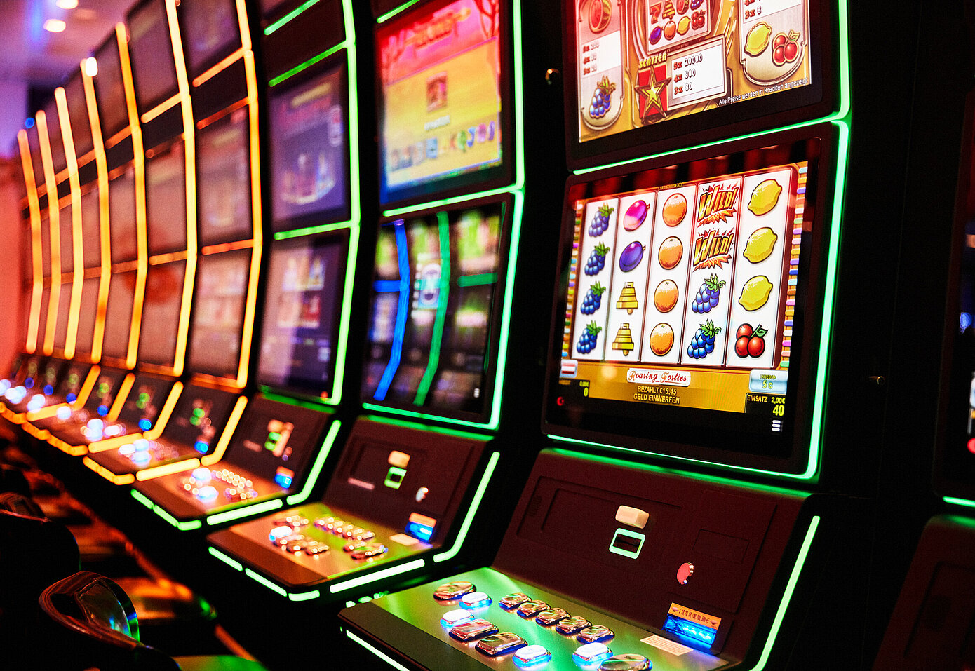 Nahaufnahme von Spielautomaten die in einer Reihe aufgestellt sind