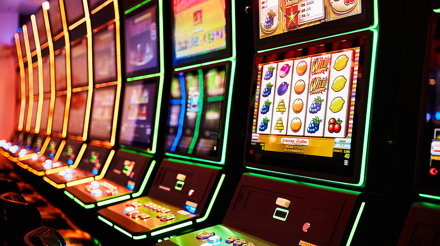 Nahaufnahme von Spielautomaten die in einer Reihe aufgestellt sind