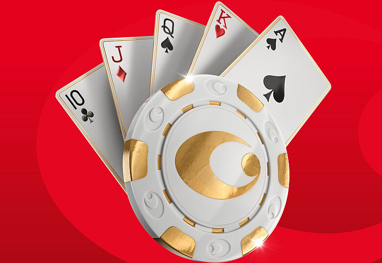 Poker-Hand mit Karten und einem gold-weißen Jeton auf rotem Hintergrund.