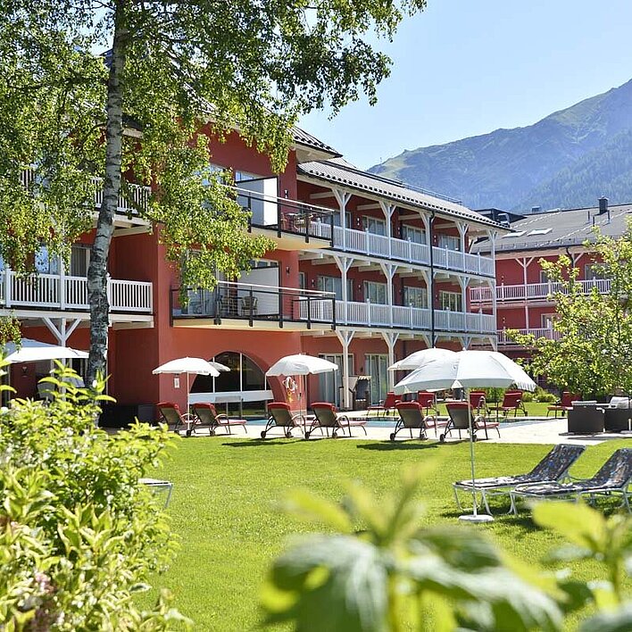 Das Hotel Eden in Seefeld Außenansicht im Sommer
