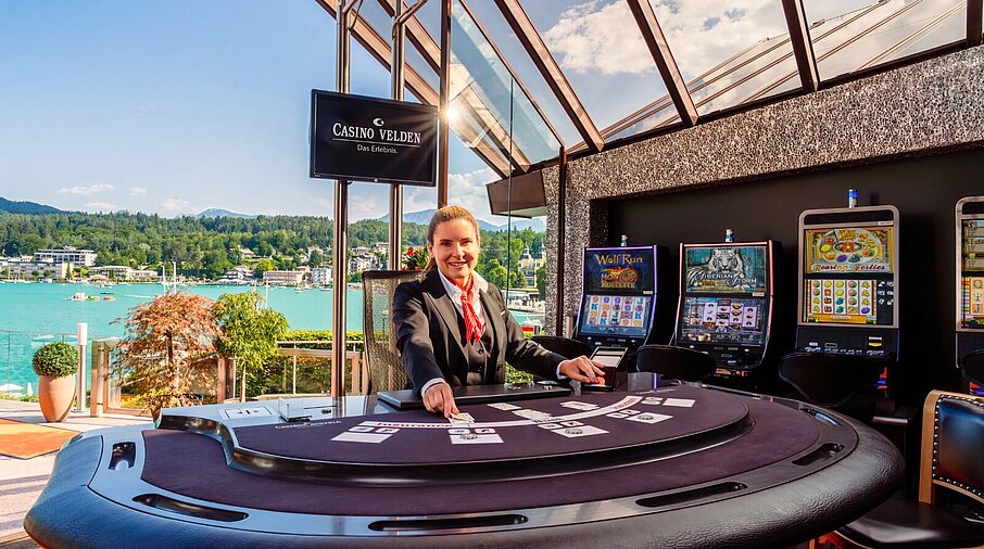 Black Jack Tisch mit weiblichem Croupier auf Terrasse mit Seeblick 
