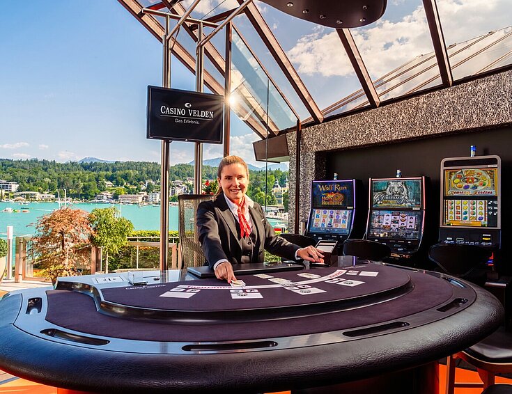 Black Jack Tisch mit weiblichem Croupier auf Terrasse mit Seeblick 