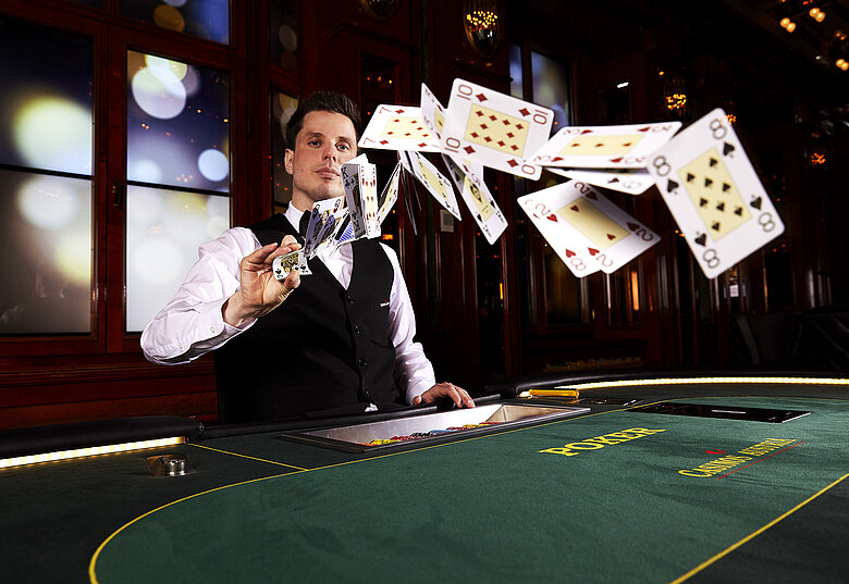 Croupier Pokerkaten Wurf 
