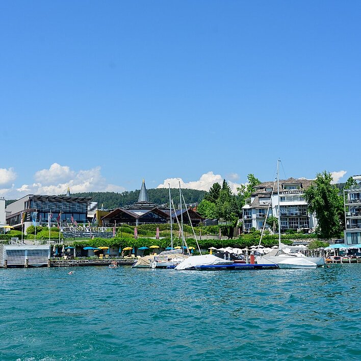Blick auf das Casino Velden vom See aus