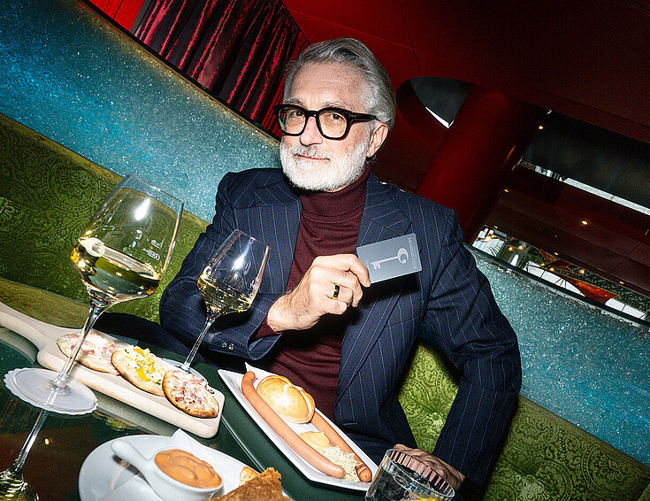 Mann mit PLATINUM Member Card Snacks