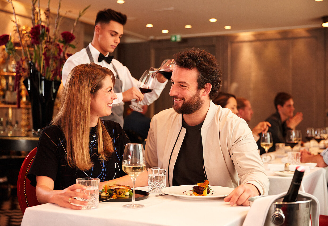 Paar genießt einen romantischen Abend im Casino Restaurant