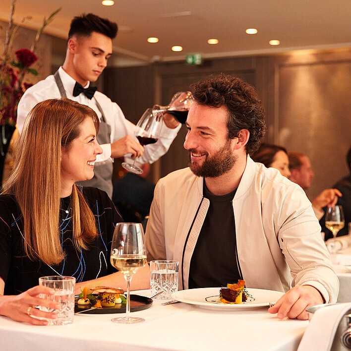 Paar genießt einen romantischen Abend im Casino Restaurant