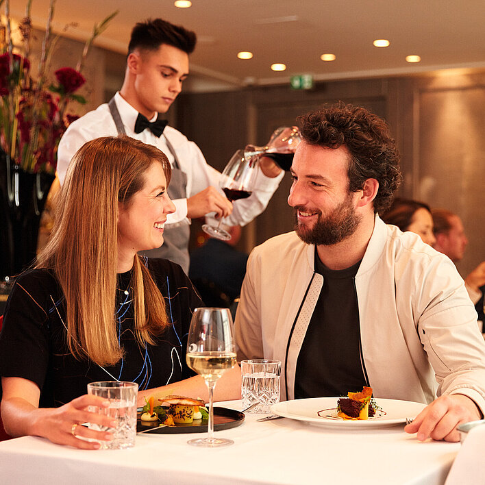 Paar genießt einen romantischen Abend im Casino Restaurant