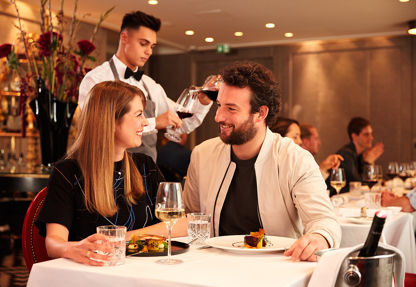 Paar genießt einen romantischen Abend im Casino Restaurant