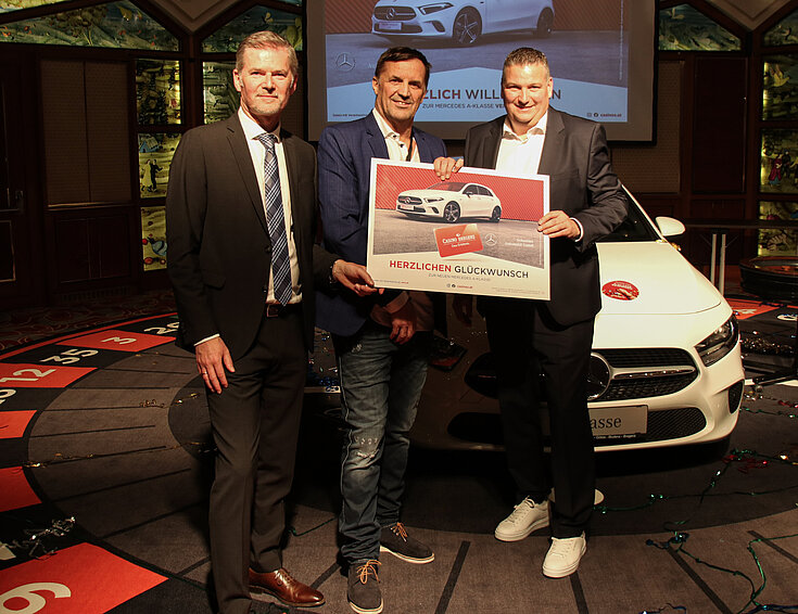 Mercedes Verlosung: Casino Bregenz Direktor Bernhard Moosbrugger, Gewinner Kurt aus der Schweiz und Geschäftsleiter Schneider Automobil GmbH Joachim Singer