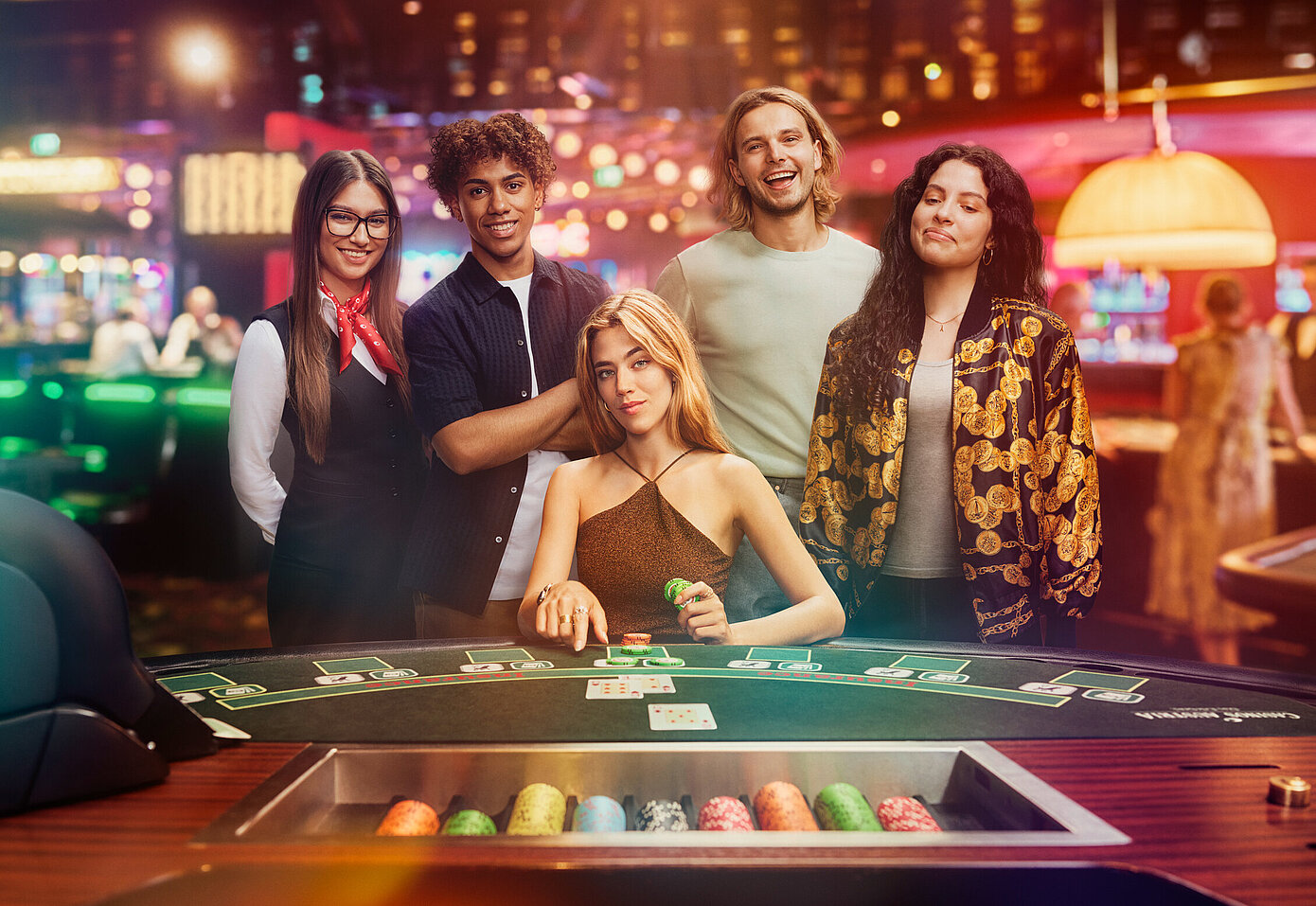 Gruppe und Croupière am Black Jack Tisch