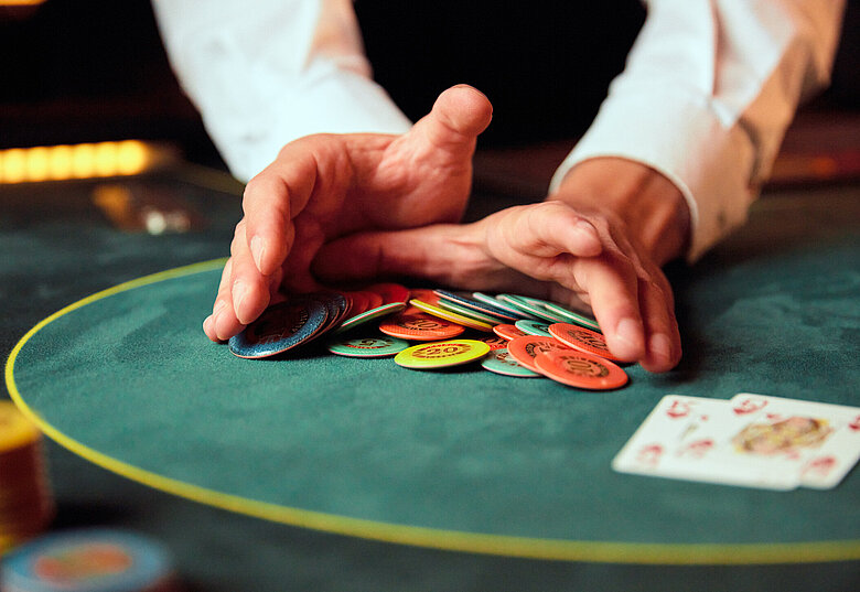 Poker Close-up Dealer schiebt Jetons Pot Gewinn Cashgame