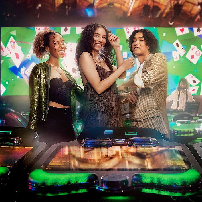 2 Frauen und ein Mann stehen vor der Xperience Zone im Casino