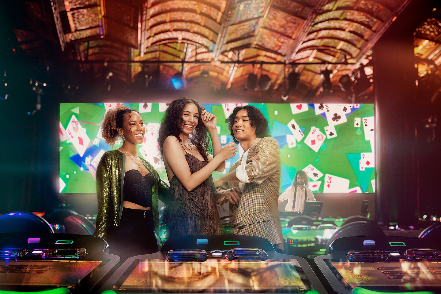 2 Frauen und ein Mann stehen vor der Xperience Zone im Casino