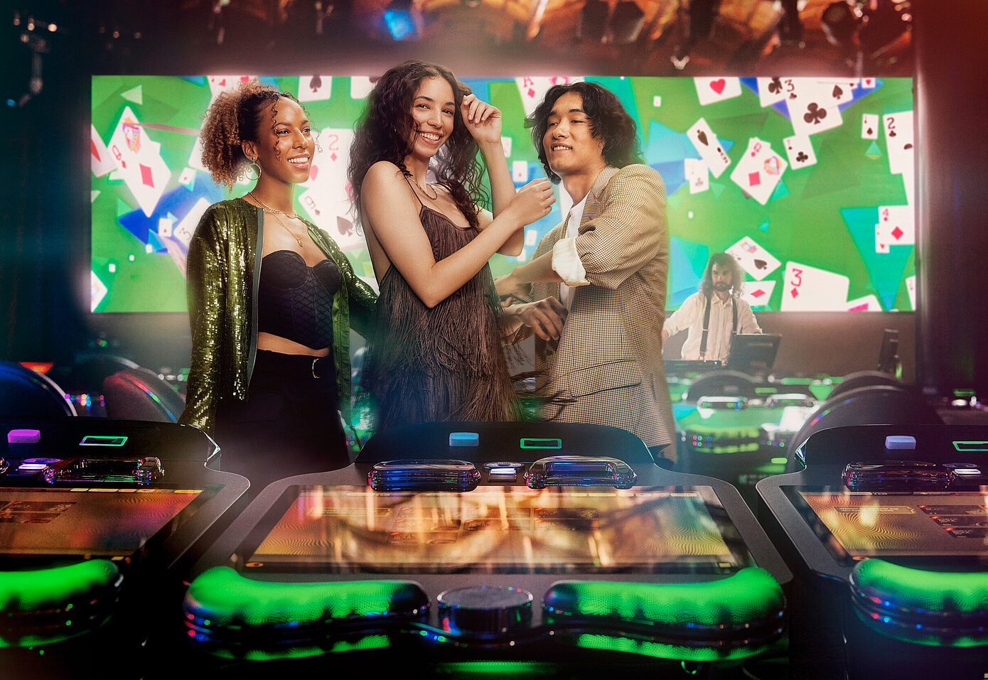 2 Frauen und ein Mann stehen vor der Xperience Zone im Casino