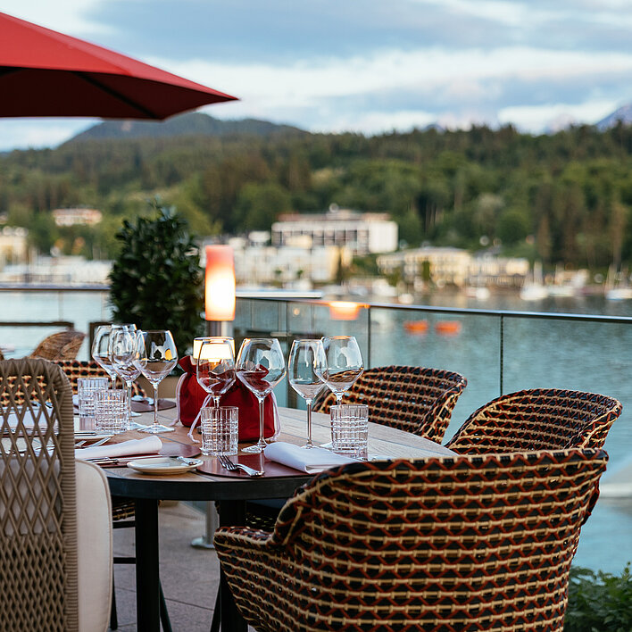 Seebalkon - gedeckter Tisch mit Blick auf den Wörthersee