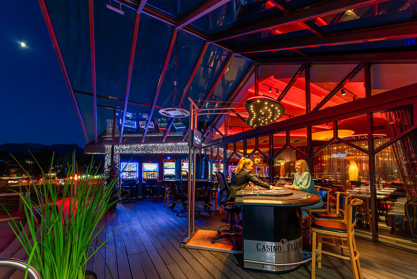 Black Jack Tisch auf Terrasse bei Nacht