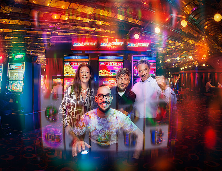 Menschengruppe vor einem Spielautomaten