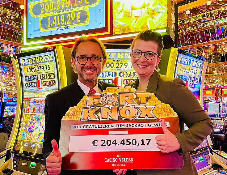 Floormanager Kühberger und Casino Direktorin Roseneder freuen sich mit dem Gewinner