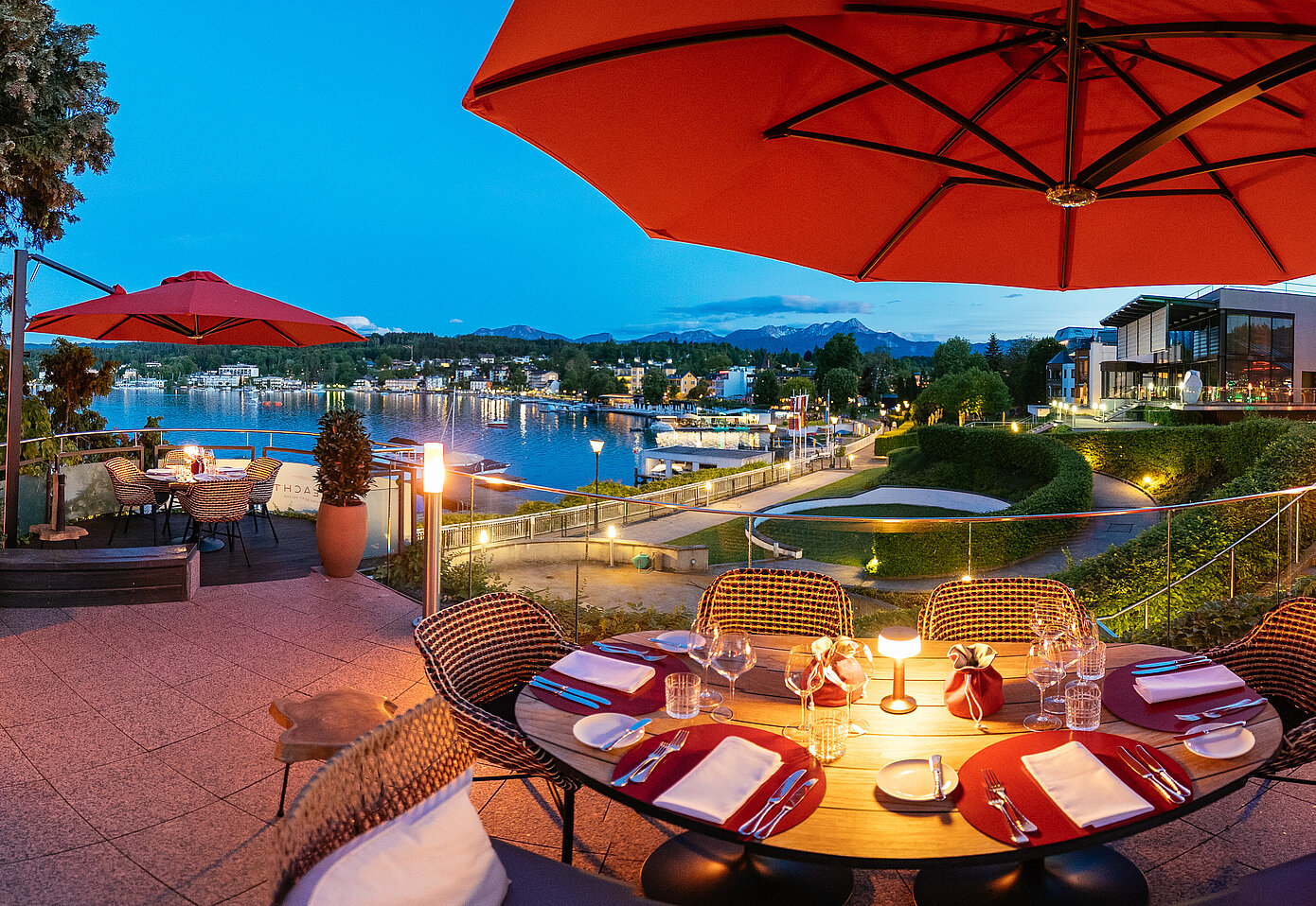 Seebalkon - gedeckter Tisch mit Blick auf die Seepromande