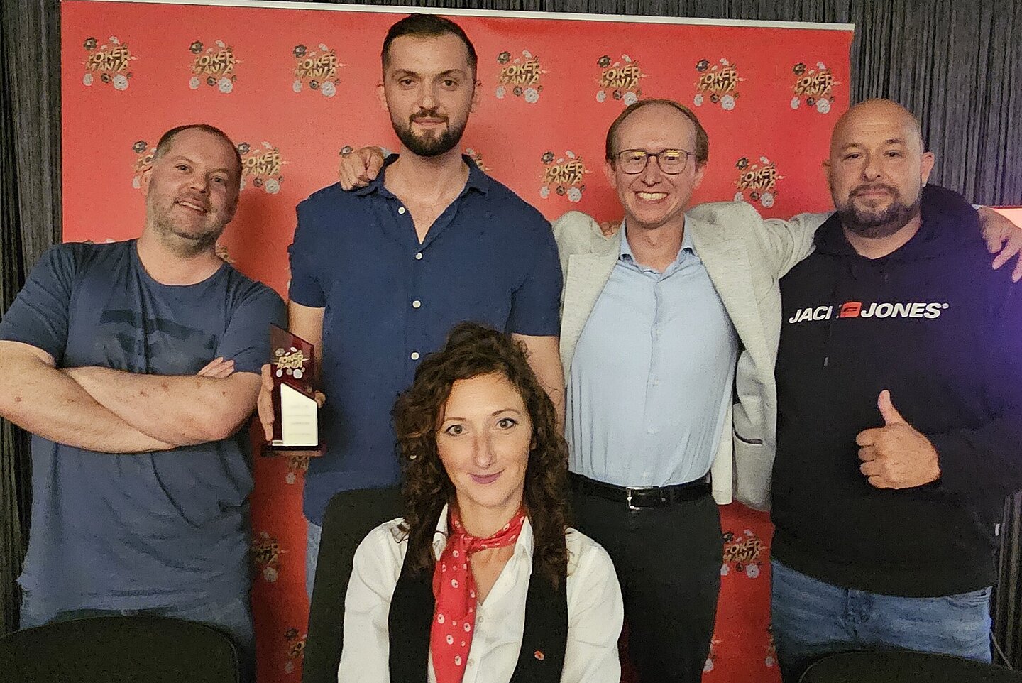 Gewinner des Pokermania Main Events im Casino Linz mit Croupier