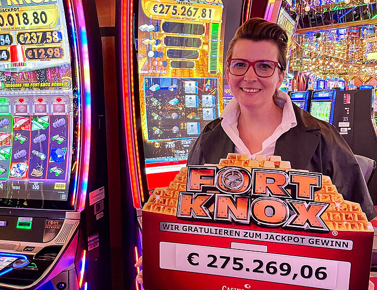 Casino Direktorin Roseneder mit dem Gewinnerscheck