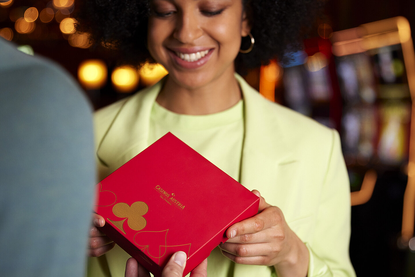Paar mit roter Casino Geschenkbox
