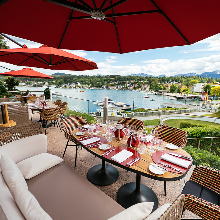 Seebalkon - gedeckter Tisch mit Blick auf den Wörthersee