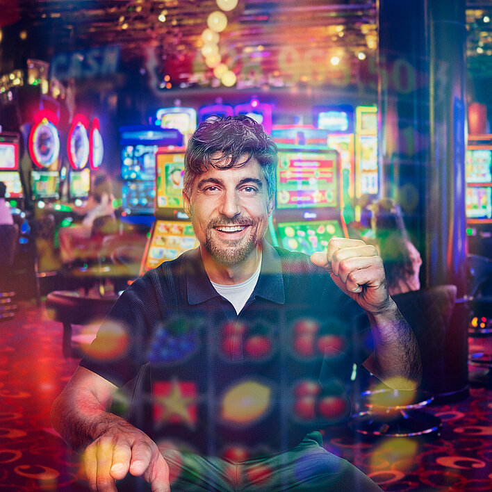 Spielautomaten Mann spielt Slot Game 