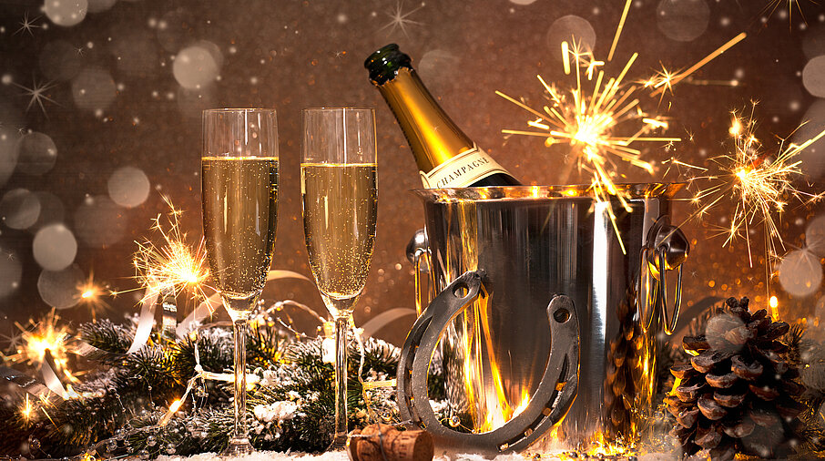 Festlich gedeckter Silvester-Tisch mit Sektgläsern