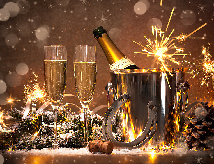 Festlich gedeckter Silvester-Tisch mit Sektgläsern