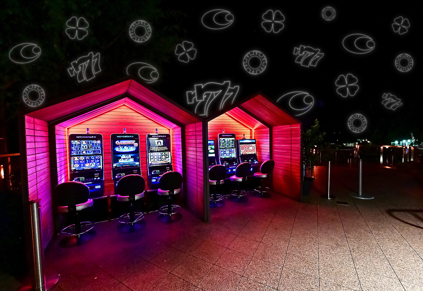Überdachte Automaten stehen auf der Casino Terrasse