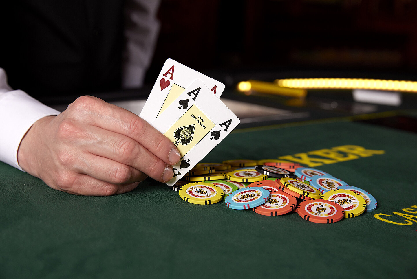 Pokerkarten mit Jetons 