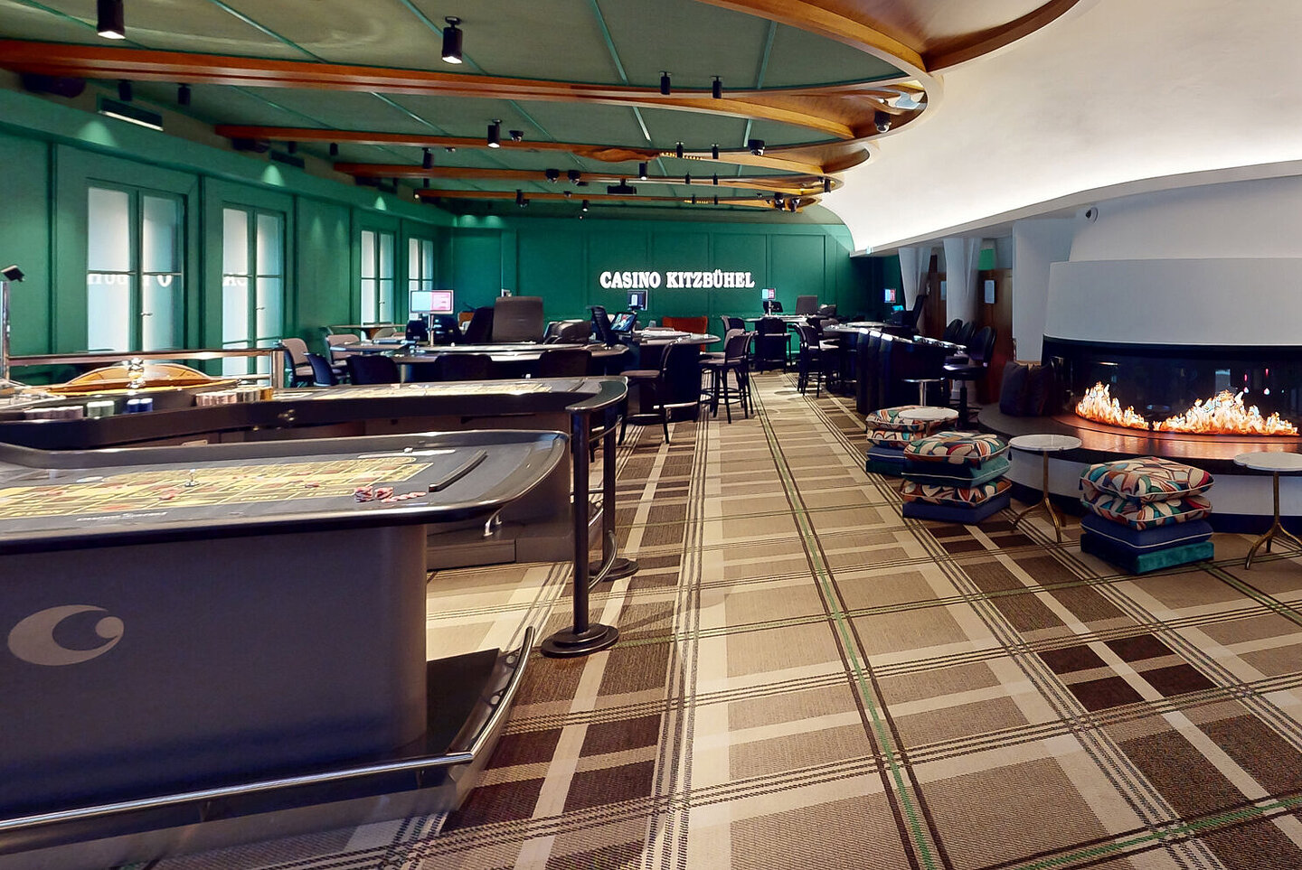 Hauptspielsaal mit Kamin im Casino Kitzbühel