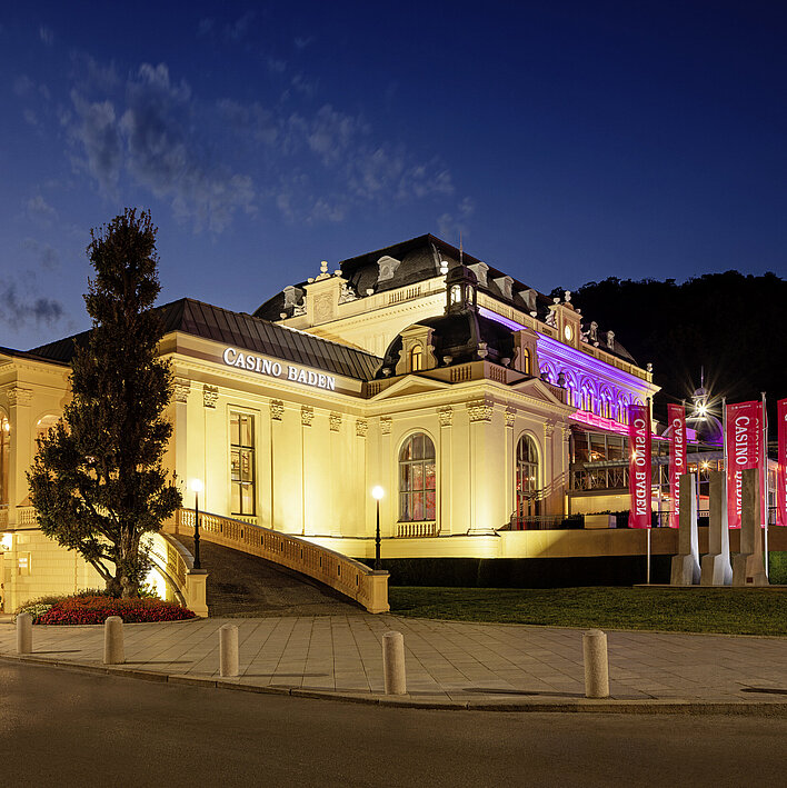[Translate to English:] Casino Baden Außenansicht bei Nacht