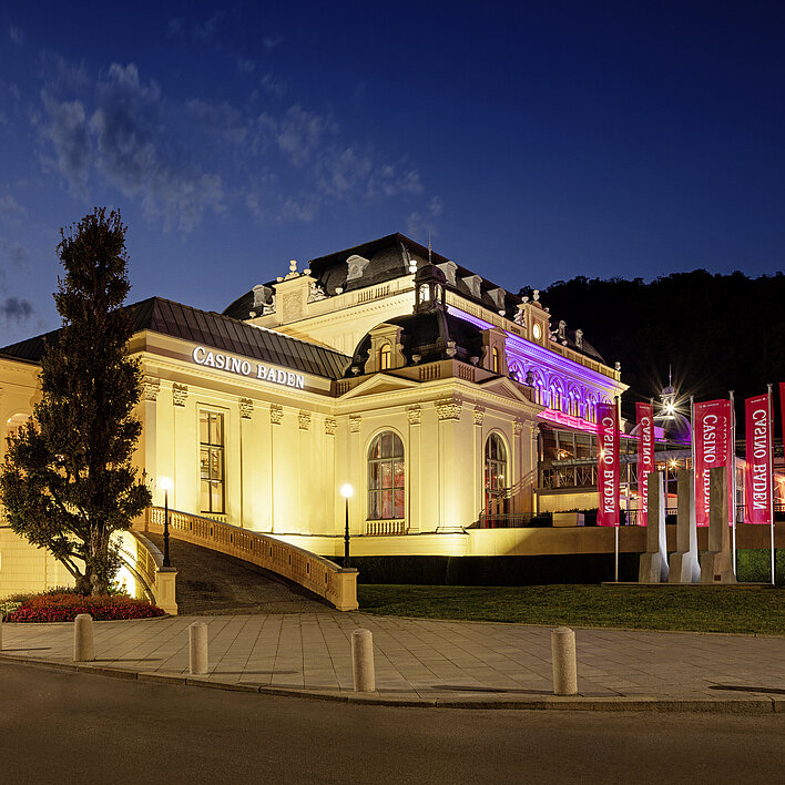 [Translate to English:] Casino Baden Außenansicht bei Nacht