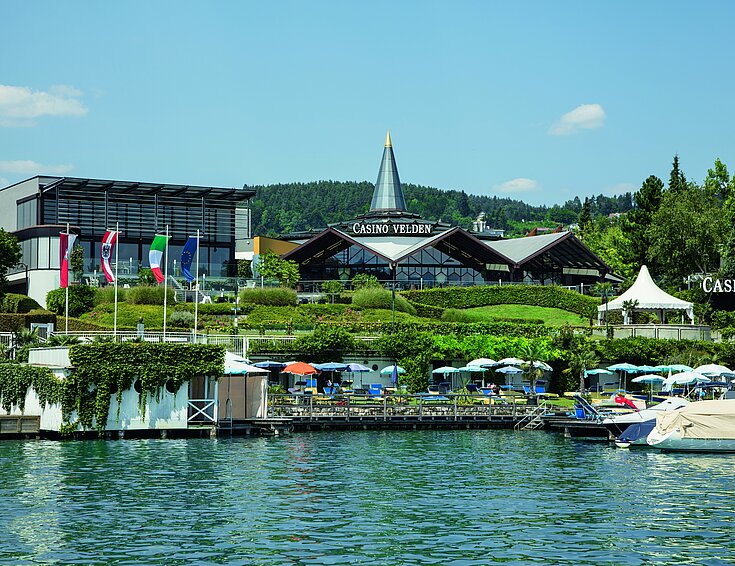 Casino Velden vom Wörthersee aus betrachtet