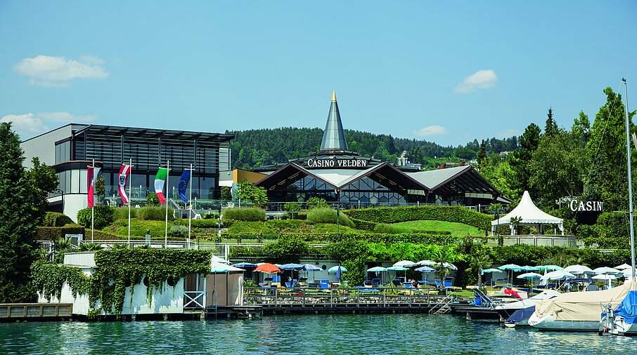 Casino Velden vom Wörthersee aus betrachtet