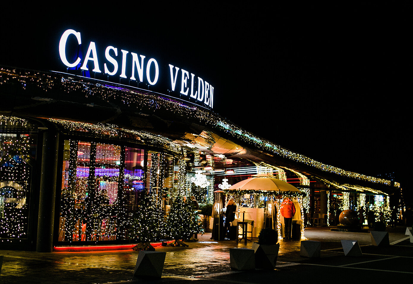 Casino Velden mit Weihnachtsbeleuchtung