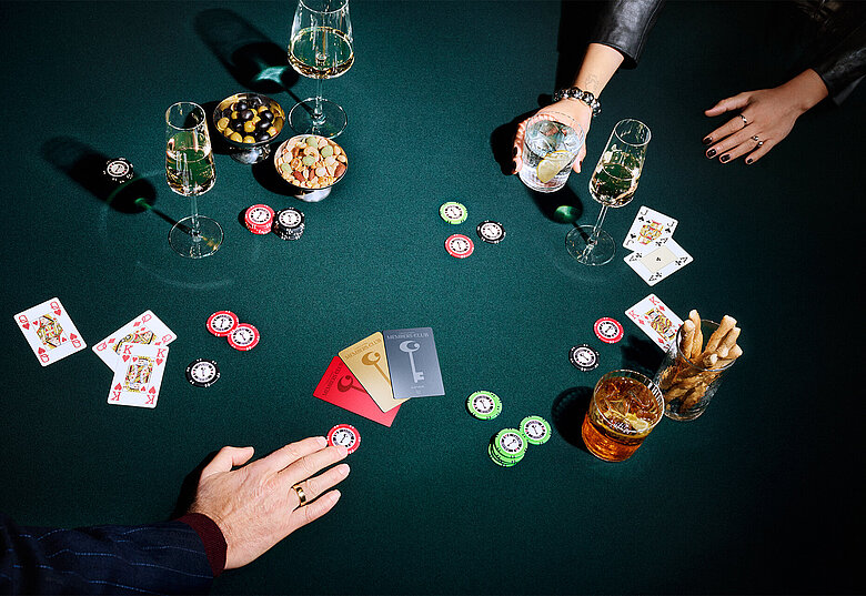 Tisch mit Members Club Kartenfächer, Händen und Jetons