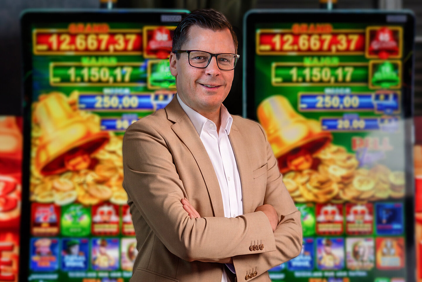 Key Account Manager im Casino Salzburg in hellem Anzug vor Spielautomaten