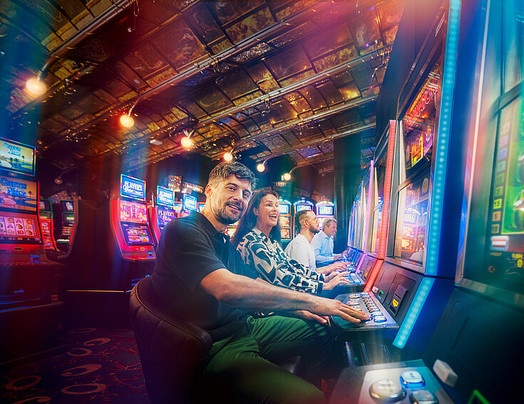 Casino Gäste spielen ein Automaten Turnier