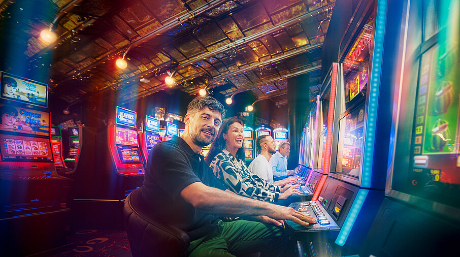 Casino Gäste spielen ein Automaten Turnier