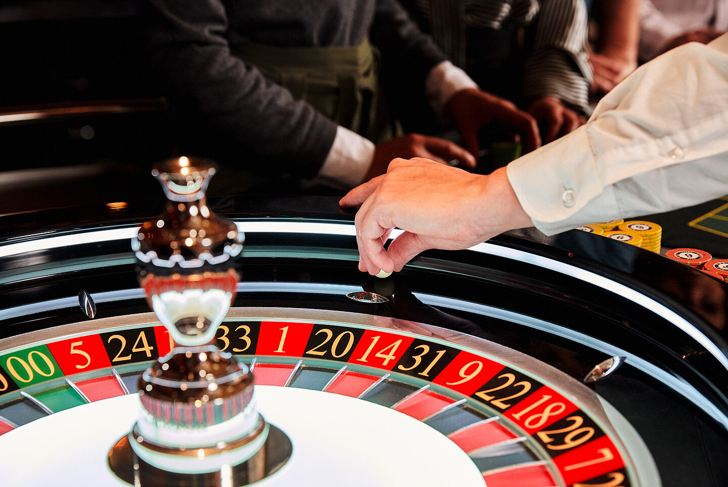 Partyroulette Roulettekessel Close-up Croupier Hand Kugel
