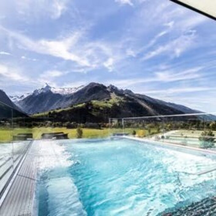 Erholung: Ansicht Außen-Pool mit Bergen im Hintergrund