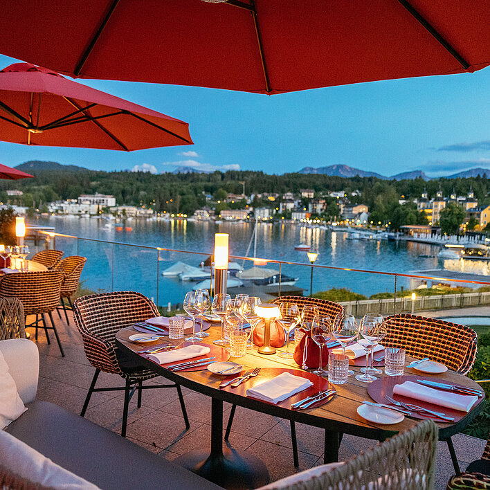 Seebalkon - gedeckter Tisch bei Abendstimmung mit Blick auf den See