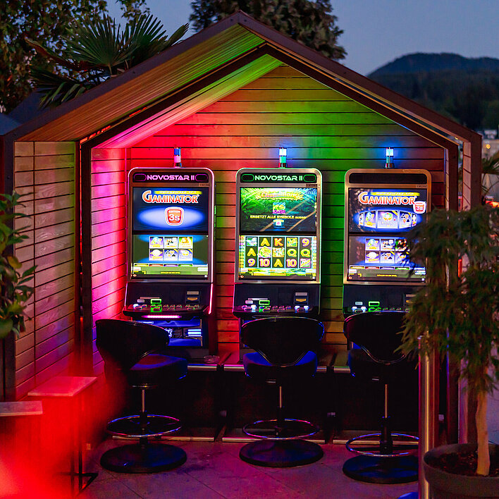 Spielautomat auf Terrasse mit Seeblick bei Nacht