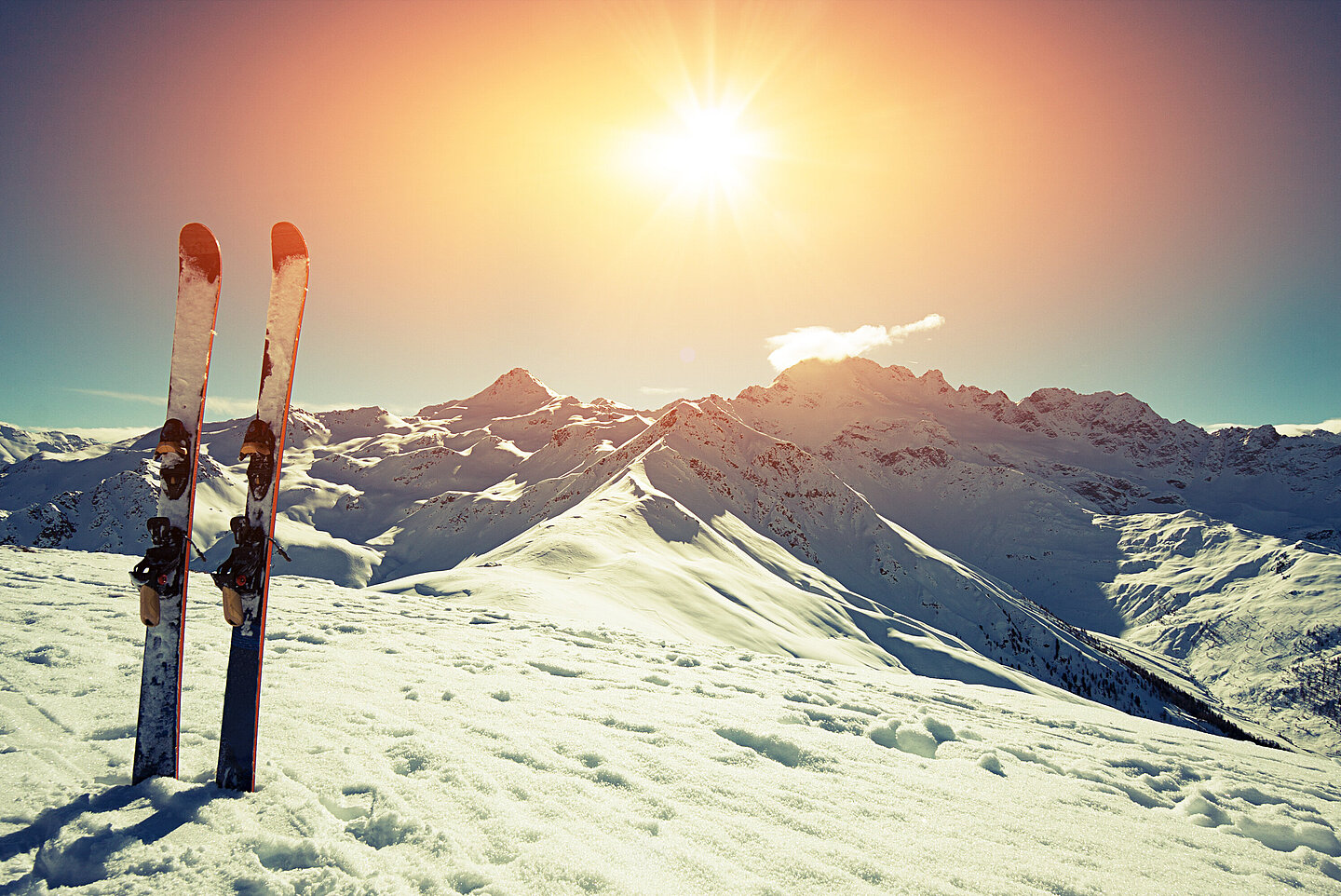 Skier im Schnee vor Sonnenuntergang