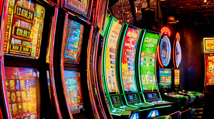Reihe von Spielautomaten im Casino